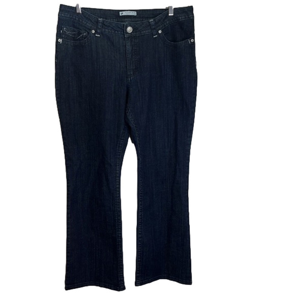 Lee Denim - 𝅺Lee slender secret, jeans, 18 short, beautiful accented pockets.